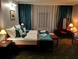 Отель Hotel Baron Еленя-Гура Двухместный номер с 1 кроватью или 2 отдельными кроватями-1